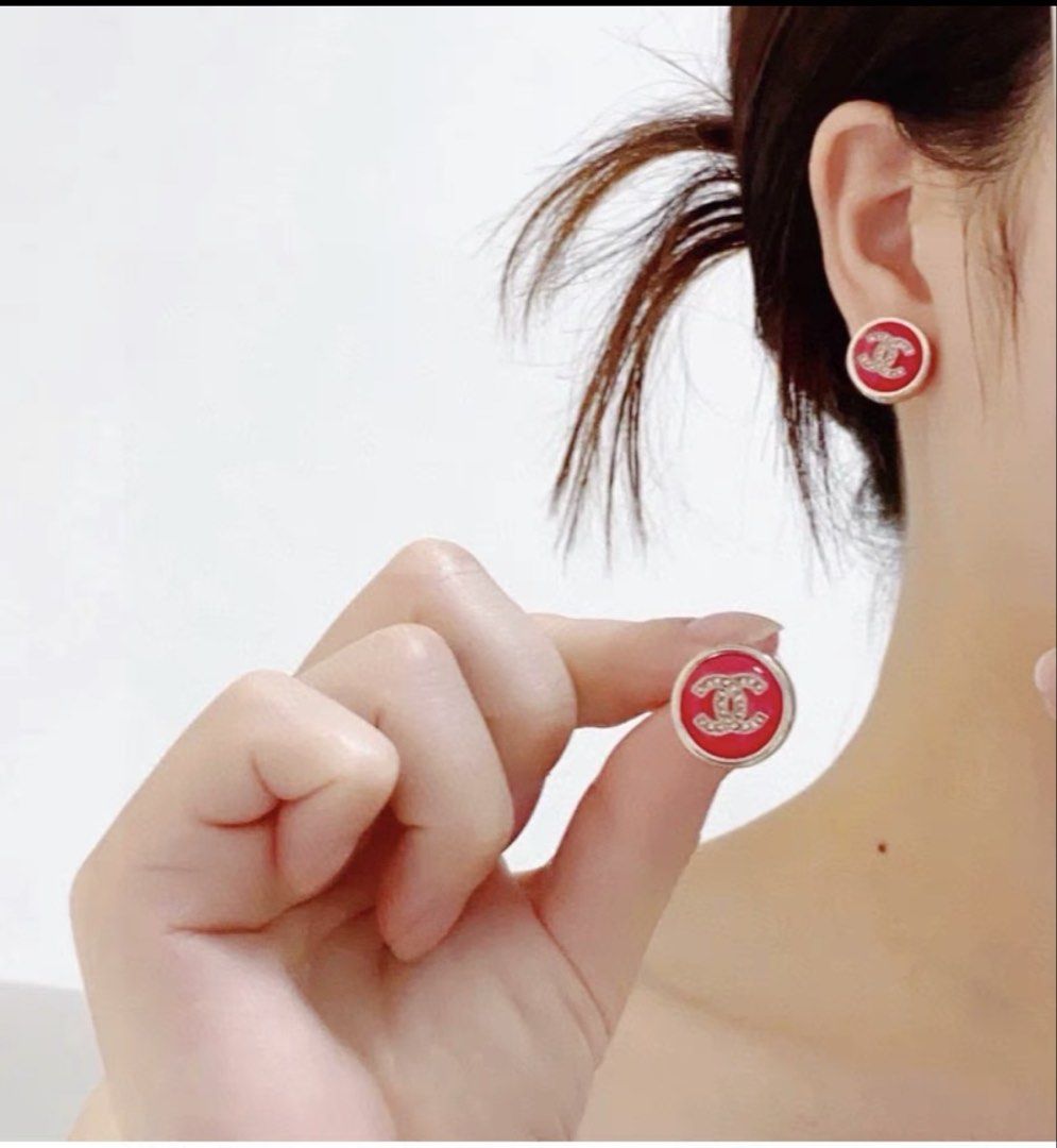 Chanel earring （分類：飾物及配件）位於 Hong Kong。 由 donna303 提交（商品編號 1466285756，圖片 3）。簡介： 粉紅色水鑽圓形耳釘。