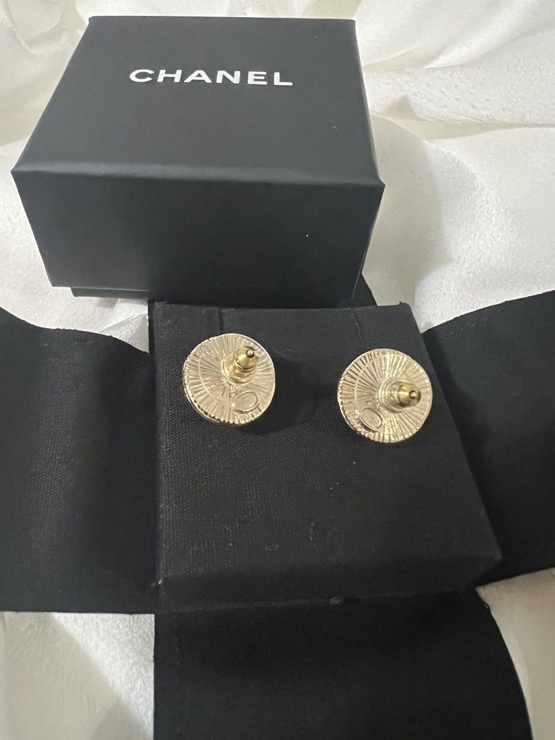 Chanel earring （分類：飾物及配件）位於 Hong Kong。 由 donna303 提交（商品編號 1466285756，圖片 2）。簡介： 粉紅色水鑽圓形耳釘。