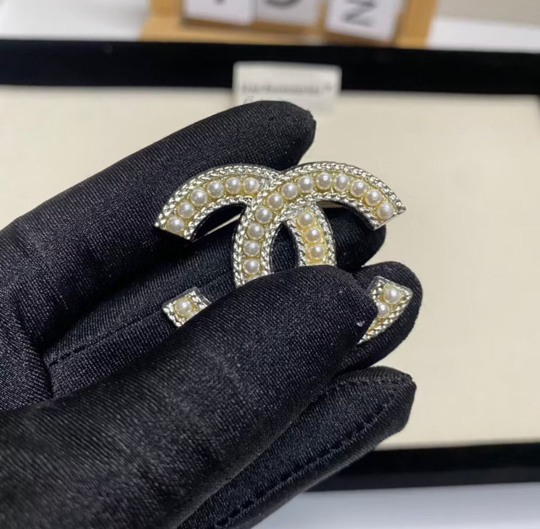 channel brooches pre order (Category: Brooches) located in Quezon City. Submitted by gogo.sparkle (Listing ID 1466223340, Image 1). Description: .