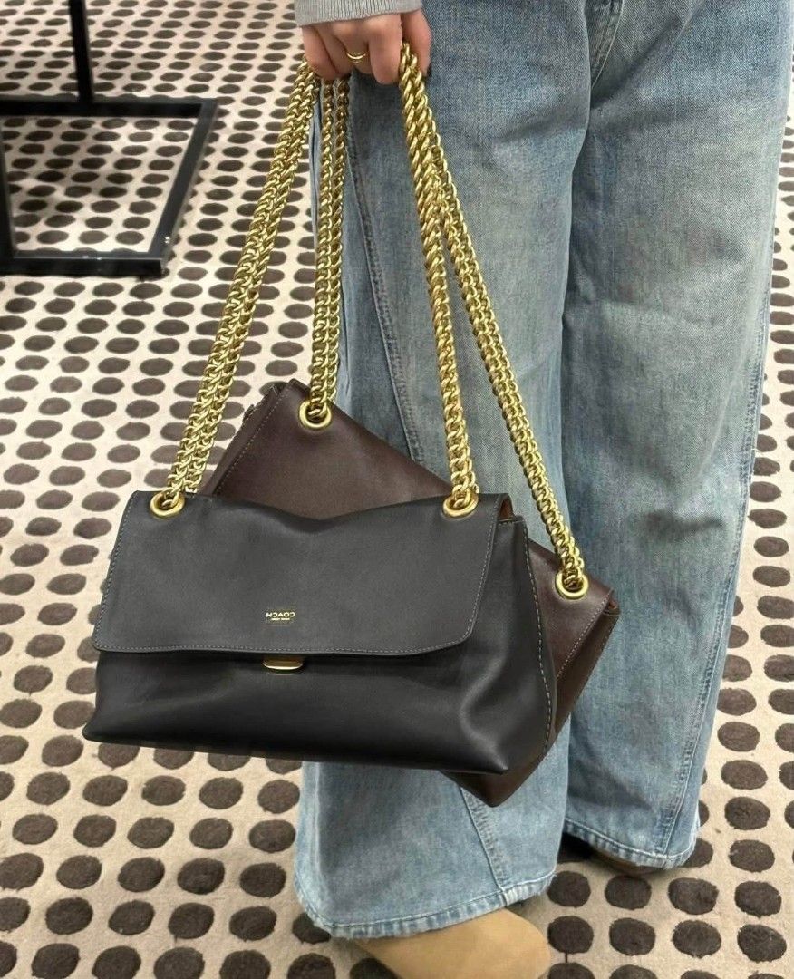 Chelsea bag coach (Category: Luxury Bags & Wallets) located in Rizal. Submitted by shadow0101 (Listing ID 1466156965, Image 1). Description: Chelsea Shoulder Bag 30*18*12cm with paper bag, dust bag same day delivery via lalamove ACTUAL PICTURES if province: LBC.