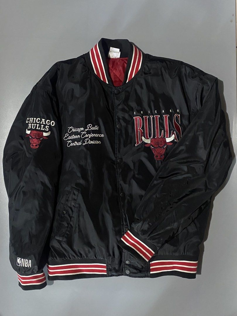 CHICAGO BULLS (Category: Coats, Jackets and Outerwear) located in Imus. Submitted by streetclubph (Listing ID 1466282740, Image 2). Description: SIZE M DIMES TO FOLLOW CHECK THE TAGS, THIS IS VINTAGE CHICAGO BULLS VARSITY JACKET FOR NBA .