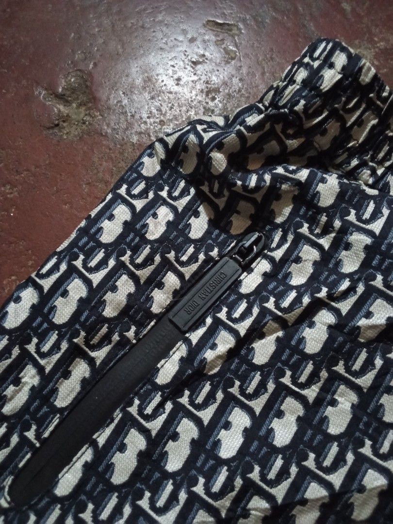 Christian dior short aop (Category: Shorts) located in Manila. Submitted by tcbukay_zxc25 (Listing ID 1466295560, Image 2). Description: Christian dior short aop waistline 24-36 length 15 leg opening 12 issue 1 puller tanggal and layse.