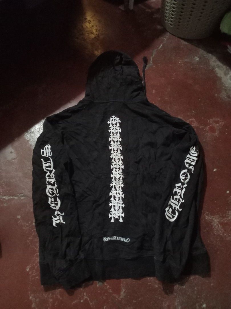 Chrome hearts (Category: Hoodies) located in Manila. Submitted by tcbukay_zxc25 (Listing ID 1466296760, Image 1). Description: chrome hearts hoodie not sure kong design nya yung punit punit heck nyo nalang dimes 22x28 size large black na black pa makapal tela.