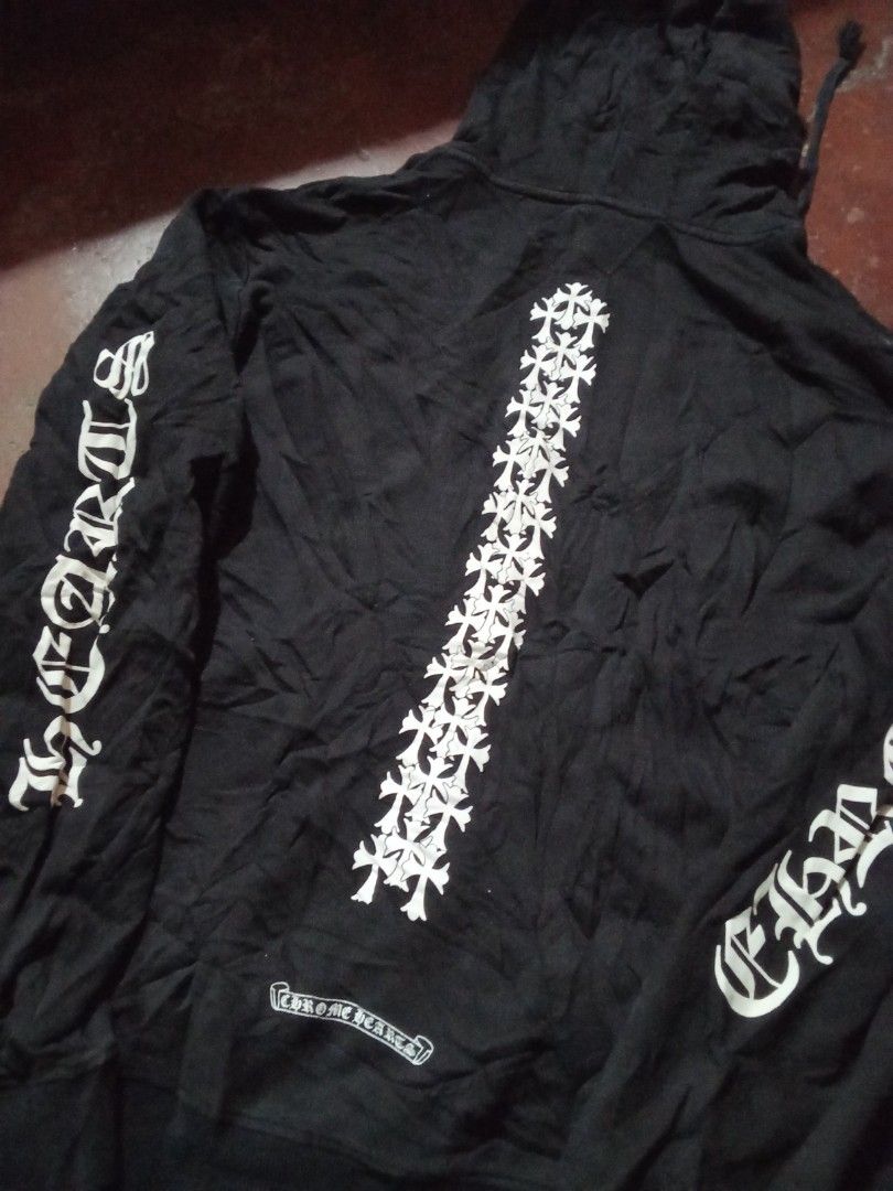 Chrome hearts (Category: Hoodies) located in Manila. Submitted by tcbukay_zxc25 (Listing ID 1466296760, Image 2). Description: chrome hearts hoodie not sure kong design nya yung punit punit heck nyo nalang dimes 22x28 size large black na black pa makapal tela.