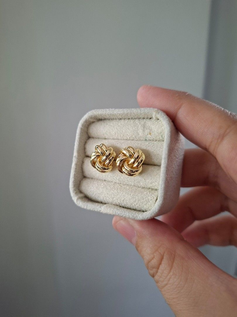 Chunky Cinnamon Roll Inspired Solid Gold Stainless Steel Stud Earrings (Category: Earrings) located in Dasmarinas. Submitted by danabrie22 (Listing ID 1466164950, Image 2). Description: very well-made, excellent crafstmanship 10/10 condition brand new stainless steel made in Hongkong.