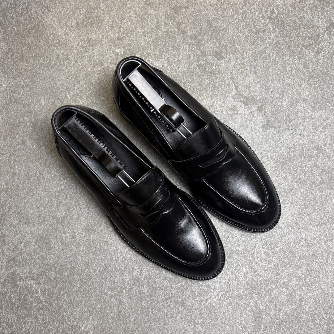 Classic Black Leather Penny Loafers (Category: Dress Shoes) located in Cagayan de Oro. Submitted by taramattsa45690 (Listing ID 1466157782, Image 2). Description: - Style: Classic slip-on penny loafers with traditional vamp strap - Color/Material: Black leather with a smooth finish - Features: Rounded toe, low block heel, and clean insoles - Outsole: Rubber lug-style with circular tread for superior grip - Condition: Excellent pre-loved condition