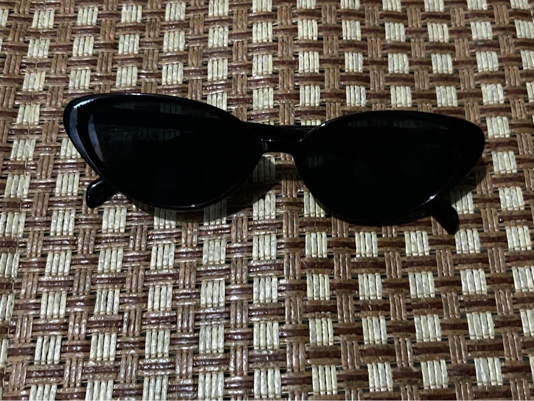 Classic Black Sunglasses (Category: Sunglasses & Eyewear) located in Manila. Submitted by belledeclutters (Listing ID 1466245988, Image 1). Description: - Sleek black frames with dark tinted lenses - Versatile style that matches any outfit - Comfortable daily fit - Sturdy and easy-folding arms - Ideal for outdoor sunny days.