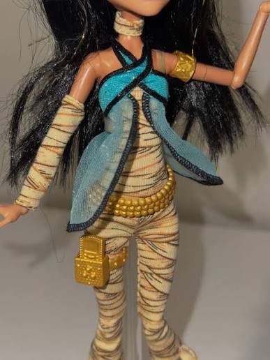 Cleo de Nile complete OUTFIT (Category: Kids Toys) located in Santa Catalina. Submitted by glassskintification (Listing ID 1466259018, Image 1). Description: CLEO DE NILES CLOTHES AND ACCESSORIES NOT THE DOLL JUST THE CLOTHES AND ACCESSORIES ILL PAY.