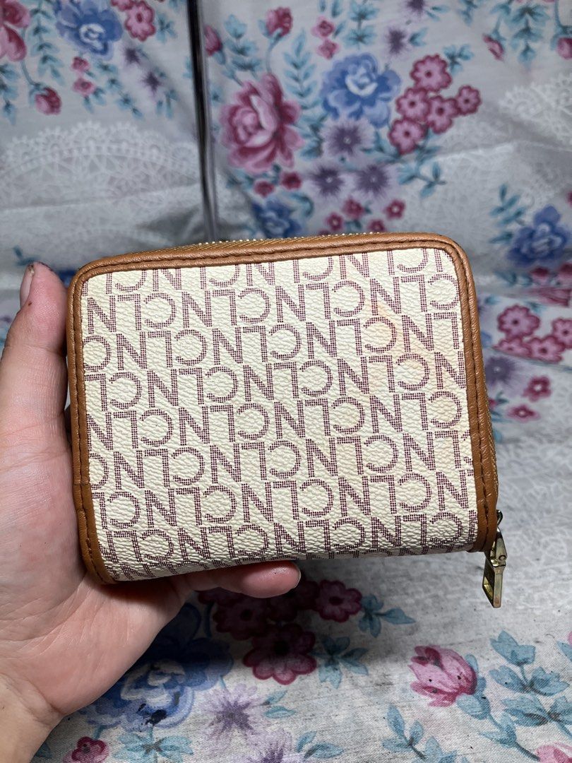 CLN CALANTHE WALLET (Category: Wallets & Card holders) located in General Mariano Alvarez. Submitted by adonid (Listing ID 1466233164, Image 2). Description: CLN CALANTHE WALLET GOOD CONDITION NORMAL SIGN OF USAGE ONLY.