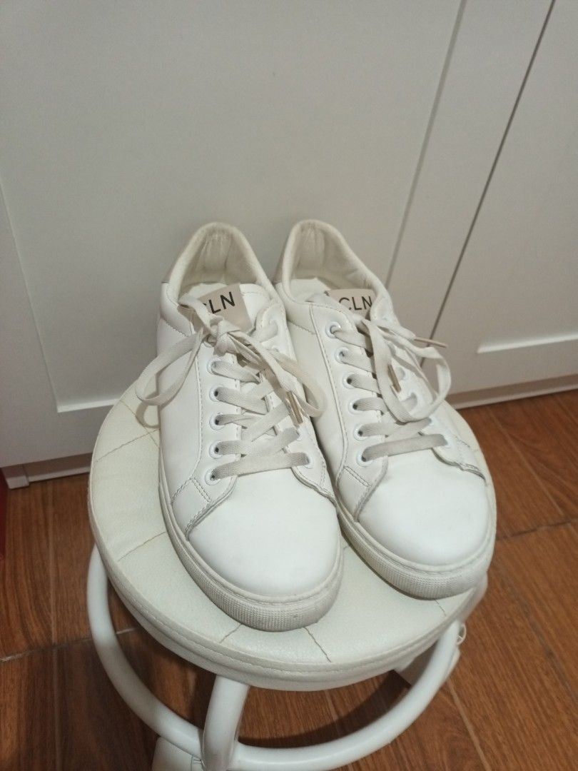 CLN Rayne Sneakers Size 39 (Category: Sneakers) located in Quezon. Submitted by ja8720 (Listing ID 1466241759, Image 1). Description: - Brand: CLN - Model: Rayne - Size: 39 - Color: White and neutral beige - Condition: Clean inside lining - Style: Comfortable low-top daily shoes - Perfect solid everyday pair.
