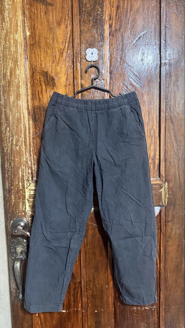 Closet Clean - up !! ⭐️⭐️ (Category: Clothes Drying Rack) located in Kananga. Submitted by yongggi (Listing ID 1466318936, Image 1). Description: Uniqlo ankle pants, used once and stored only. ‼️ FREE SHIPPING.