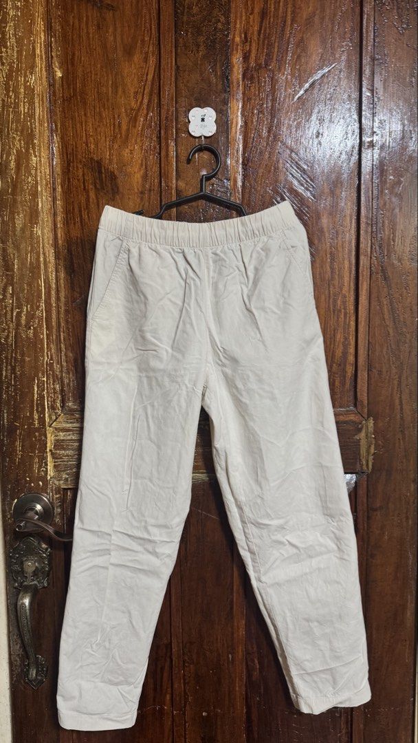 Closet Clean - up !! ⭐️⭐️ (Category: Clothes Drying Rack) located in Kananga. Submitted by yongggi (Listing ID 1466318936, Image 2). Description: Uniqlo ankle pants, used once and stored only. ‼️ FREE SHIPPING.