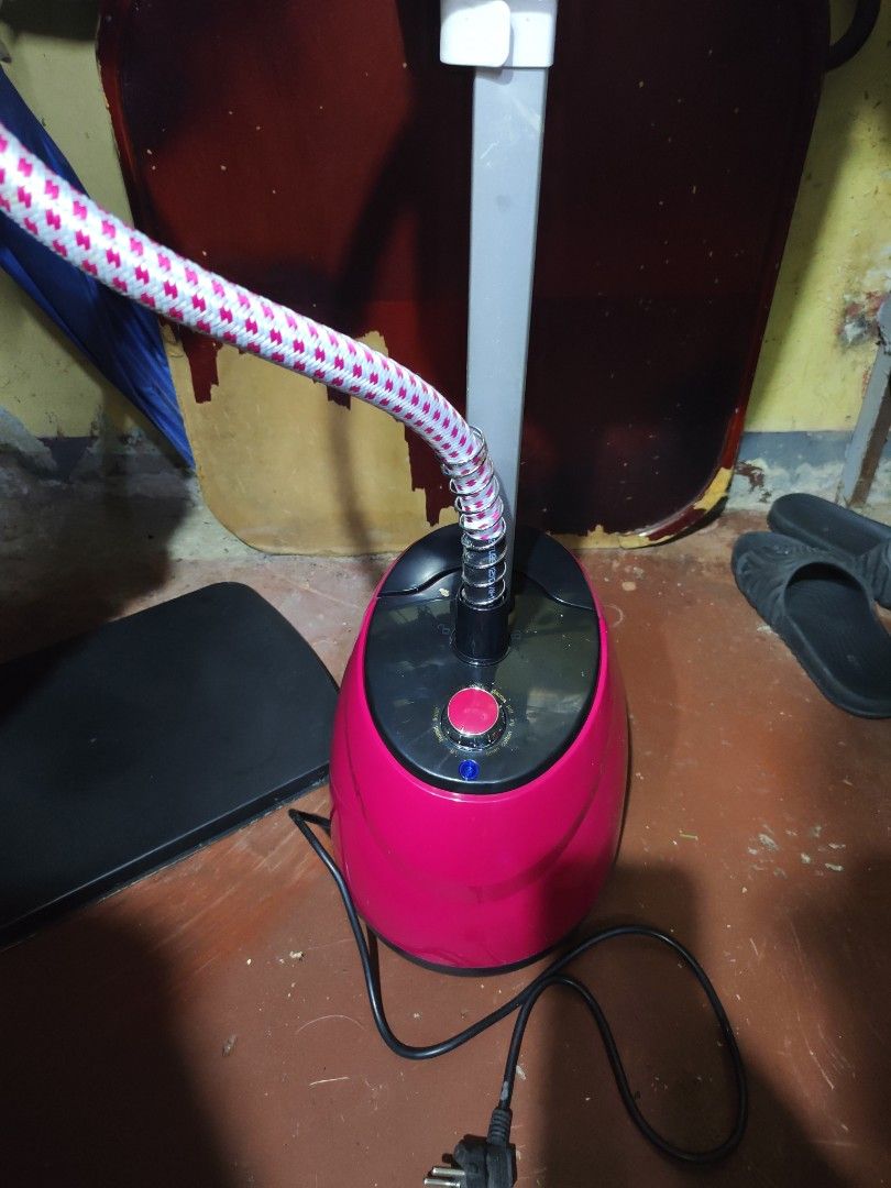 CLOTHES STEAMER (Category: Cleaning Tools & Supplies) located in Manila. Submitted by alilongthrift (Listing ID 1466215286, Image 3). Description: FOR SALE CLOTHES STEAMER No issue mula nung binili isang beses lang na gamit PAYMENT FIRST PO MOP : Gcash/Bank transfer COURIER: Jnt express or kung around metro manila lang pwede natin lalamove Location : Makati city Pm for more details.