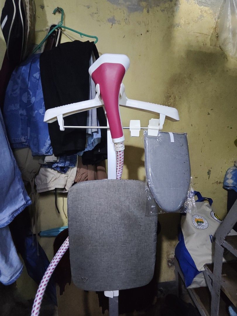 CLOTHES STEAMER (Category: Cleaning Tools & Supplies) located in Manila. Submitted by alilongthrift (Listing ID 1466215286, Image 2). Description: FOR SALE CLOTHES STEAMER No issue mula nung binili isang beses lang na gamit PAYMENT FIRST PO MOP : Gcash/Bank transfer COURIER: Jnt express or kung around metro manila lang pwede natin lalamove Location : Makati city Pm for more details.