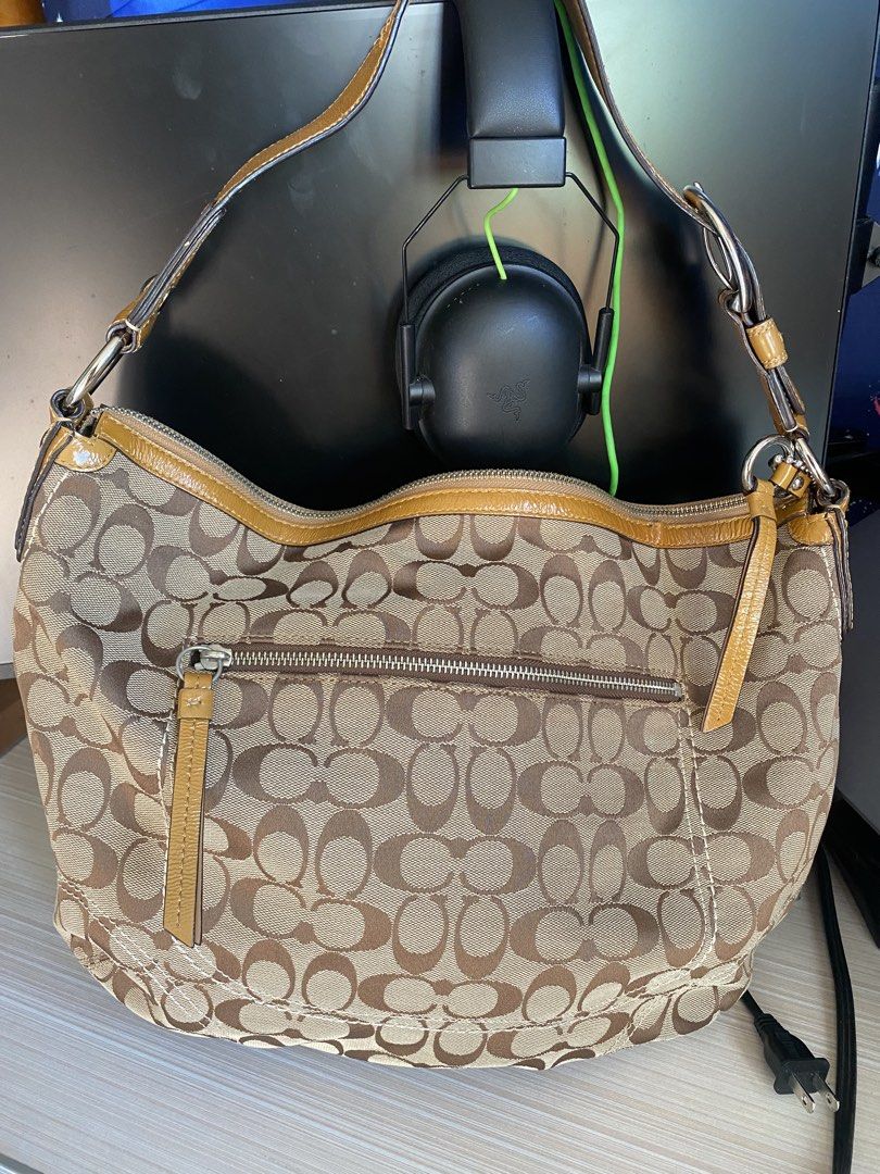 Co ach Ho bo (Category: Shoulder Bags) located in Sison. Submitted by swaksabudget (Listing ID 1466215832, Image 2). Description: Free shipping Clean No major flaws.