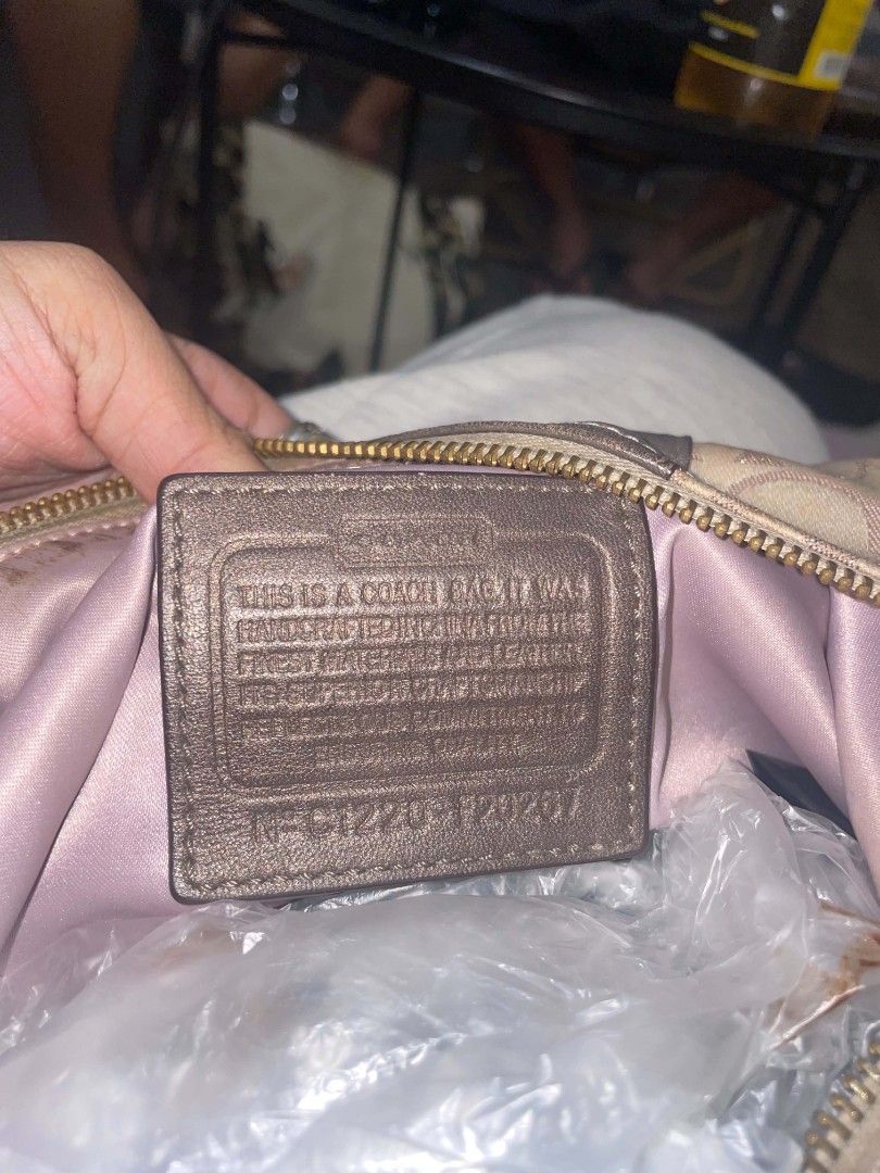 Coach (Category: Shoulder Bags) located in Davao. Submitted by senior.pink_07 (Listing ID 1466293538, Image 3). Description: .