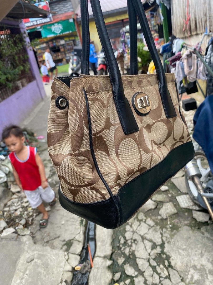 COACH AUTHENTIC TOTE BAG‼️‼️ (Category: Luxury Bags & Wallets) located in Cabuyao City. Submitted by seancaliny54179 (Listing ID 1466306648, Image 2). Description: AUTHENTIC COACH TOTE BAG‼️‼️ 2000PHP‼️‼️ PASS SA LOWBALL‼️‼️ USED BUT NOT ABUSED AUTHENTIC COACH. NEED SOME WASH BUT THE BAG STILL IN GOOD CONDITION AND THE ZIPPERS ARE IN PERFECT CONDITION‼️‼️ CHECK PHOTOS FOR DETAILS, CABUYAO LAGUNA LOC CAN DO MEET UP OR SHIPPING‼️‼️ - Authentic Coac