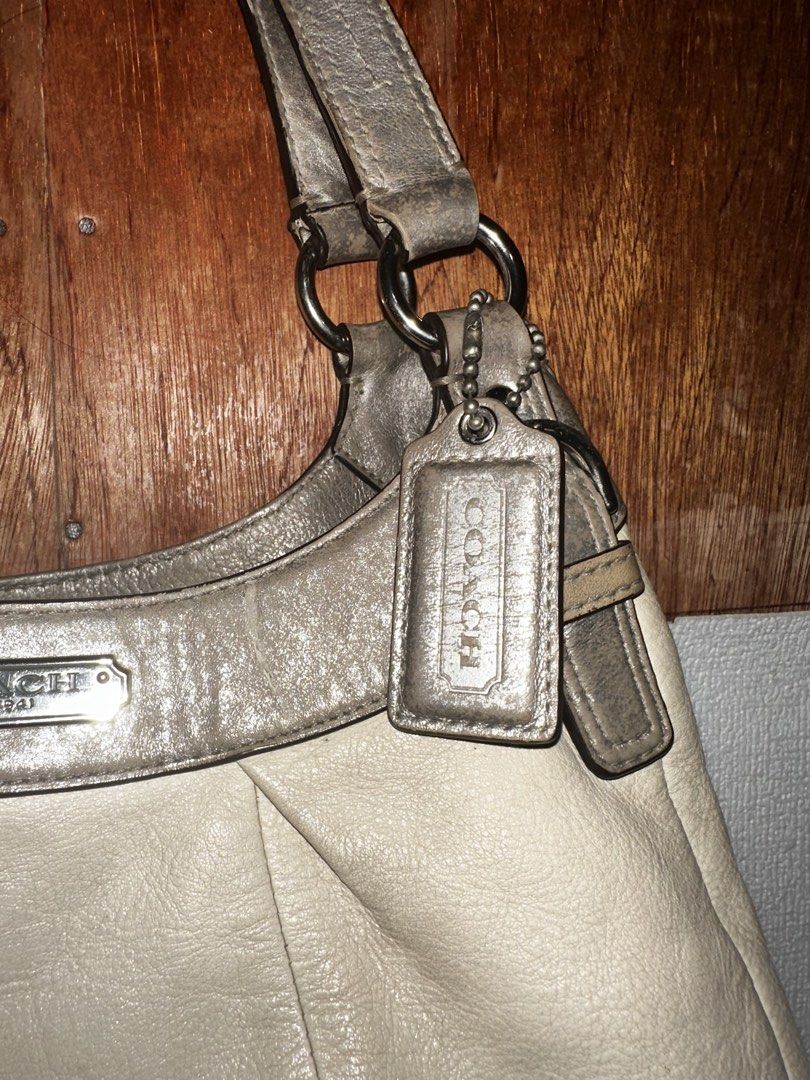 Coach Bag (Category: Shoulder Bags) located in Manila. Submitted by ashley_238 (Listing ID 1466255914, Image 2). Description: .