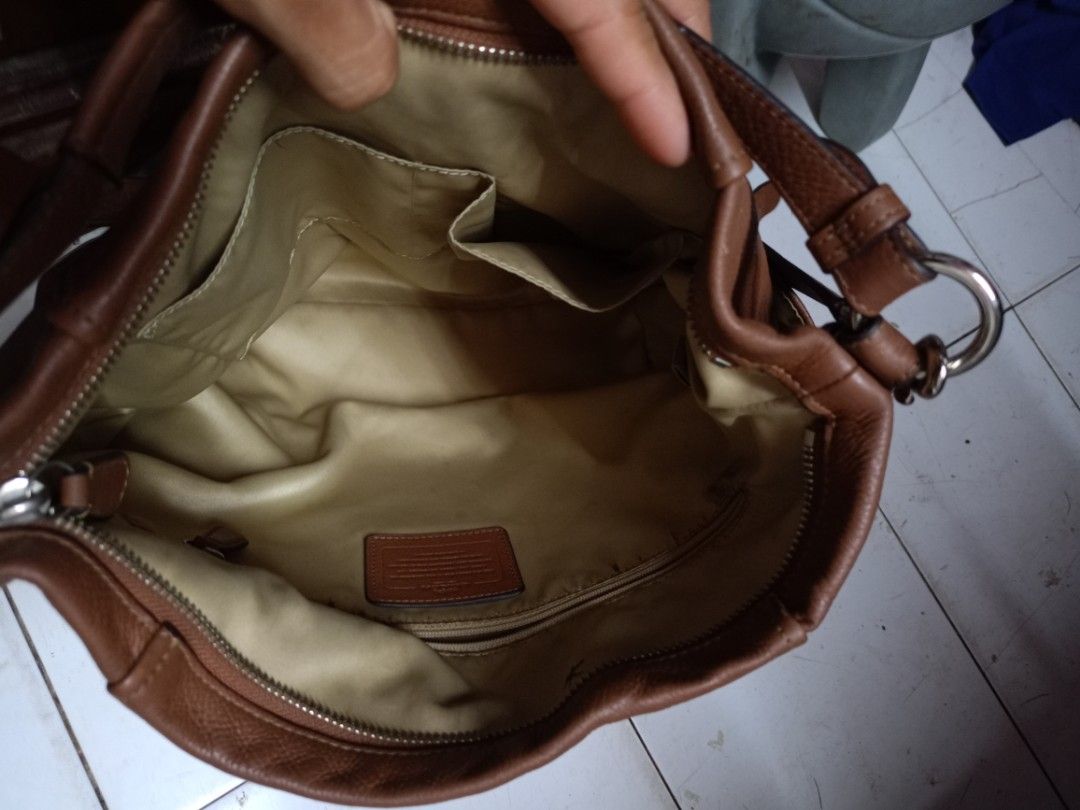 Coach bag (Category: Cross-body Bags) located in Manila. Submitted by raymund2501 (Listing ID 1466294799, Image 3). Description: for sale 500 coach bag urig damage na for project bag issue nakalmot my mga dots n rubs Chekast pic.