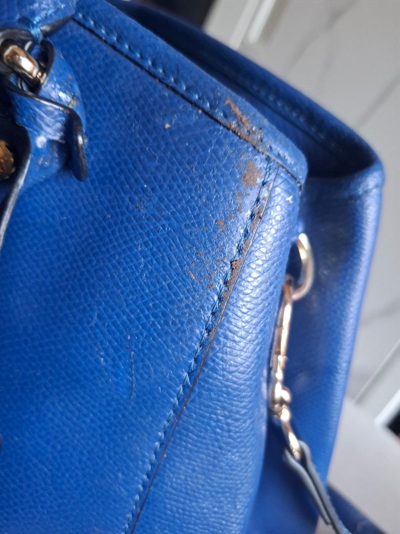Coach Blue Leather Handbag (Category: Luxury Bags & Wallets) located in Marikina City. Submitted by bags21.ph (Listing ID 1466335773, Image 2). Description: - Authentic Coach handbag in a stunning bright blue pebbled leather - Dual top handles and a detachable shoulder strap for versatile styling - Elegant gold-tone hardware and front logo plaque - Secure zip-top closure with matching blue fabric-lined interior and multiple pockets - Includes mat