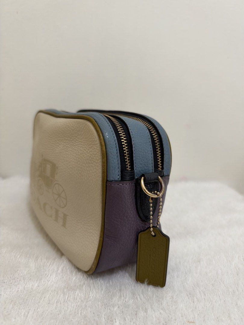 Coach Camera Bag (Category: Luxury Bags & Wallets) located in Manila. Submitted by blancaonlnshop (Listing ID 1466160573, Image 3). Description: ‼️FOR SALE‼️ Coach Camera Bag Original Used No issue Signs of usage (since used na po) 3k Only .