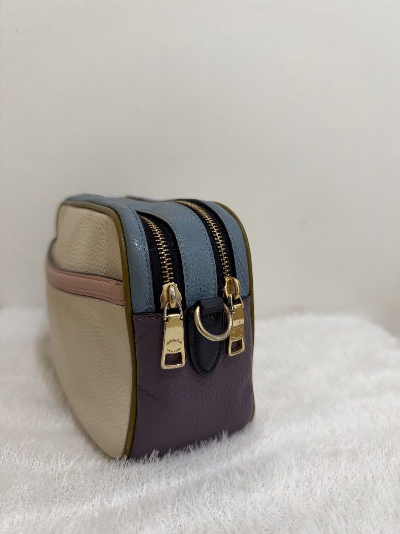 Coach Camera Bag (Category: Luxury Bags & Wallets) located in Manila. Submitted by blancaonlnshop (Listing ID 1466160573, Image 2). Description: ‼️FOR SALE‼️ Coach Camera Bag Original Used No issue Signs of usage (since used na po) 3k Only .