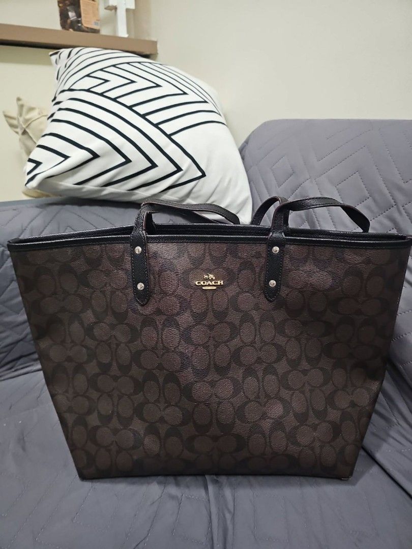 Coach Convertible Monogram Tote bag (Category: Tote Bags) located in Manila. Submitted by shopaholicmimi (Listing ID 1466251046, Image 1). Description: 📍📍preloved with flaws (please see photos) dirt rubber lining minor rubs corner runs may tupi sa handle, not pigtal not ergo, legacy, vintage, soho, saddle, demi, zoe, carly, eastwest, patchwork, rare, canvas, signature, laurel, hobo.