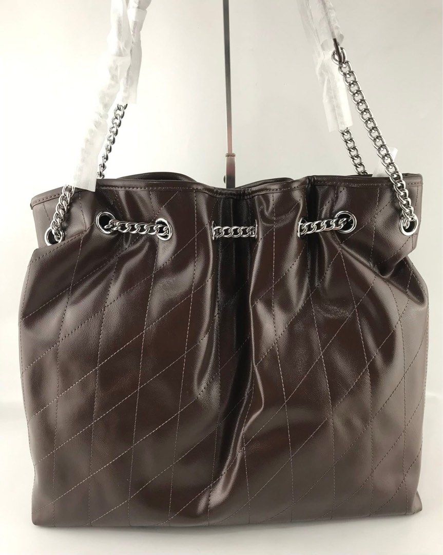 Coach Evelyn Large (Category: Shoulder Bags) located in Binan City. Submitted by pinkykeenshop (Listing ID 1466168908, Image 3). Description: .