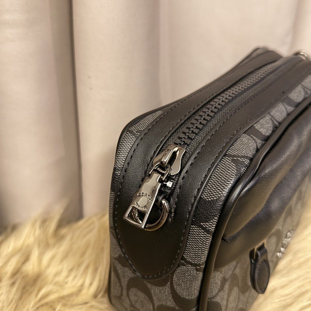 Coach Graham Crossbody Bag (Category: Sling Bags) located in Quezon City. Submitted by drizzyarchives (Listing ID 1466222820, Image 2). Description: Pre loved Coach Crossbody Bag Great / Pristine Condition No issues Perfect Everyday Bag Adjustable Sling Price + SF Can do lalamove or J&T.