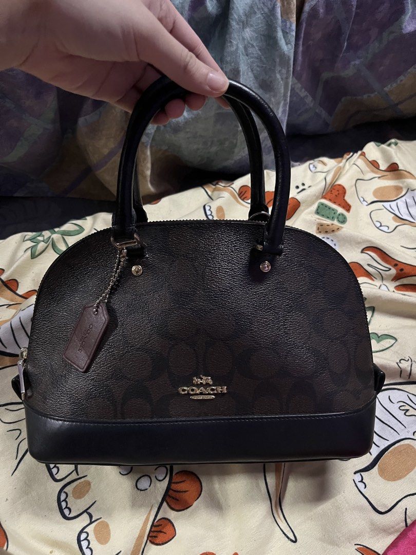 Coach Handbag Brown Black (Category: Luxury Bags & Wallets) located in Manila. Submitted by strawberikiss (Listing ID 1466267211, Image 1). Description: - as it is - flaw shown in the picture.