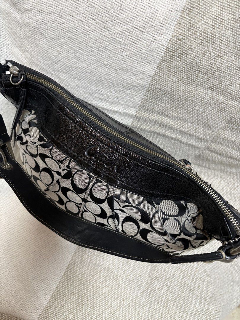 Coach Hobo Shoulder Bag (Category: Luxury Bags & Wallets) located in Cainta. Submitted by aamethystmnl (Listing ID 1466163447, Image 2). Description: RANK A -100% authentic -minor signs of use (minor rubs below, no cracks) -signs of use in rubber lining * All items are preloved (Please manage your expectations) PRICE IS NEGOTIABLE .