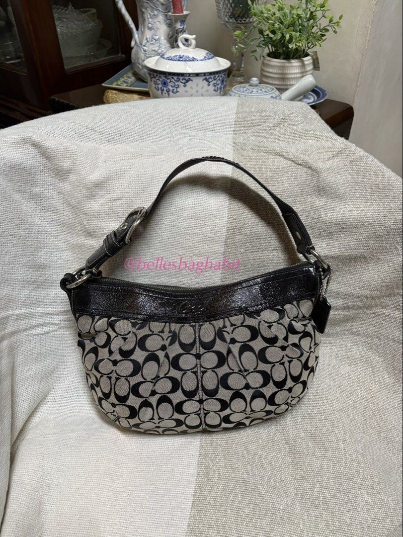Coach Hobo Shoulder Bag (Category: Luxury Bags & Wallets) located in Cainta. Submitted by aamethystmnl (Listing ID 1466163447, Image 1). Description: RANK A -100% authentic -minor signs of use (minor rubs below, no cracks) -signs of use in rubber lining * All items are preloved (Please manage your expectations) PRICE IS NEGOTIABLE .