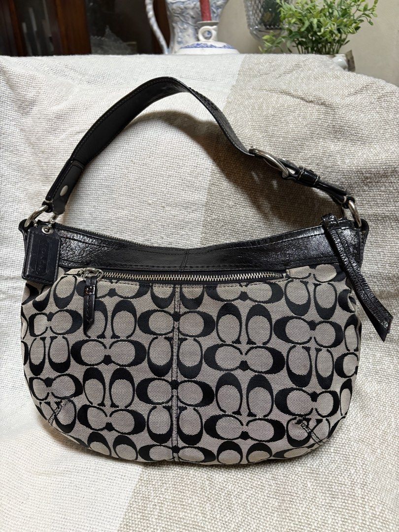 Coach Hobo Shoulder Bag (Category: Luxury Bags & Wallets) located in Cainta. Submitted by aamethystmnl (Listing ID 1466163447, Image 3). Description: RANK A -100% authentic -minor signs of use (minor rubs below, no cracks) -signs of use in rubber lining * All items are preloved (Please manage your expectations) PRICE IS NEGOTIABLE .