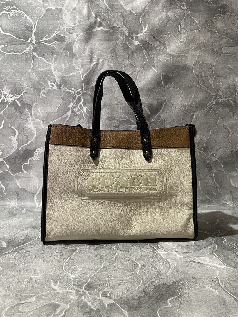 Coach Leatherware Colorblock Tote Bag (Category: Announcements) located in Manila. Submitted by fastrabbit.d03390 (Listing ID 1466298734, Image 1). Description: Coach Field Tote Bag Authentic ✅ Pure genuine leather Excellent condition No cracks leather Ang linis ng loob Gcash payment J&T delivery .