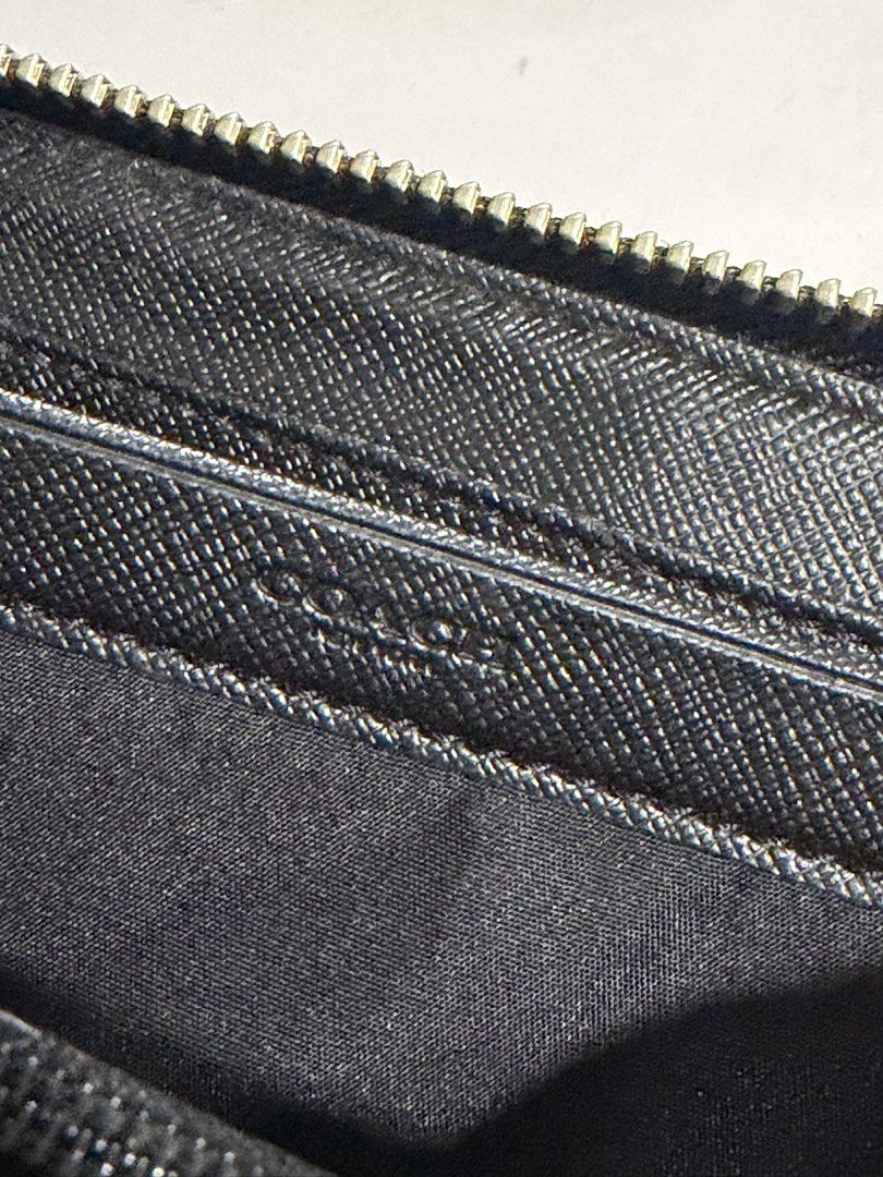 Coach Long wallet (Category: Wallets & Card holders) located in Manila. Submitted by danipoli (Listing ID 1466206543, Image 3). Description: Thrifted in Japan from Sasugaya Outlet in Ueno Tokyo Like new I haven’t used it.