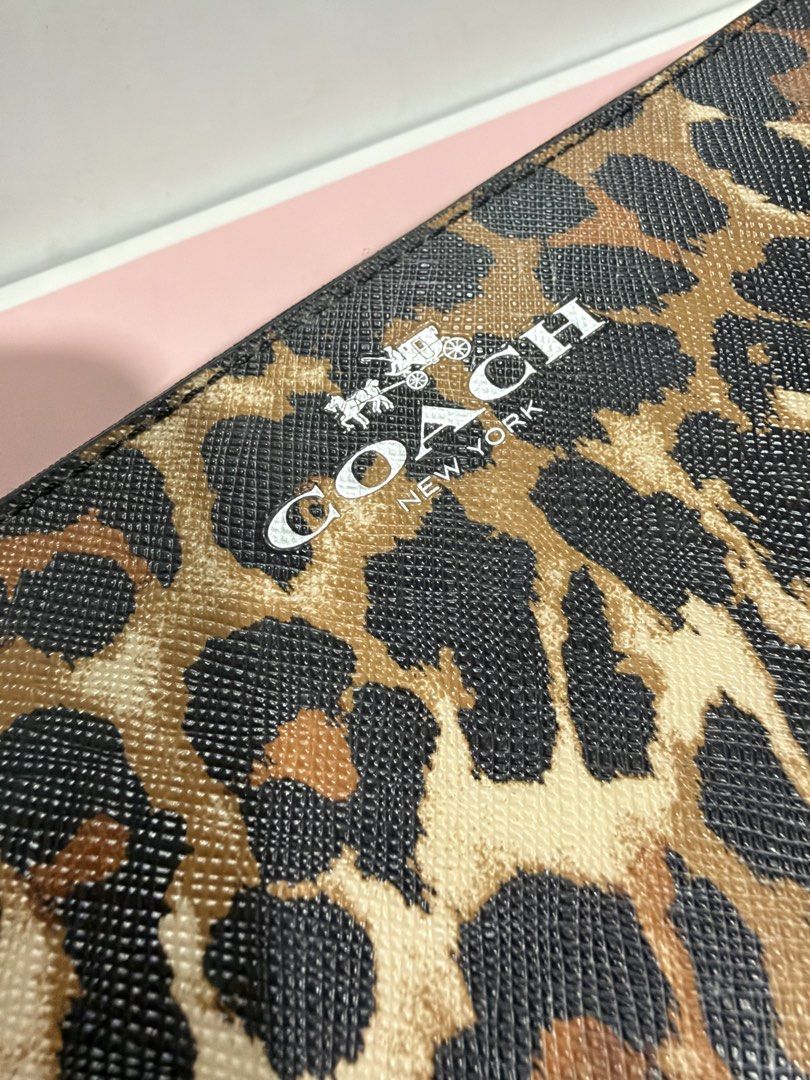 Coach Long wallet (Category: Wallets & Card holders) located in Manila. Submitted by danipoli (Listing ID 1466206543, Image 2). Description: Thrifted in Japan from Sasugaya Outlet in Ueno Tokyo Like new I haven’t used it.