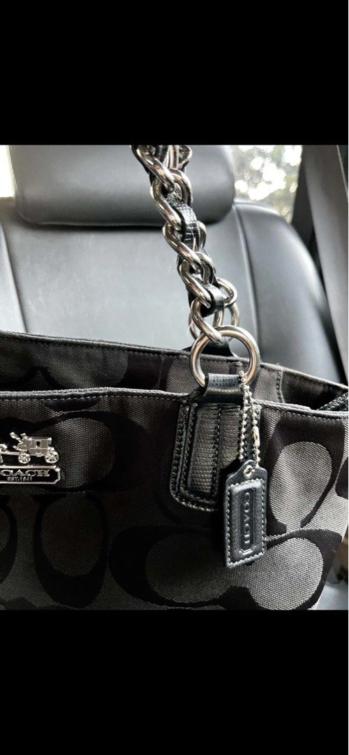 Coach Mia Signature Tote (Category: Sling Bags) located in Santiago. Submitted by deadstockangel (Listing ID 1466324393, Image 2). Description: Last Price.