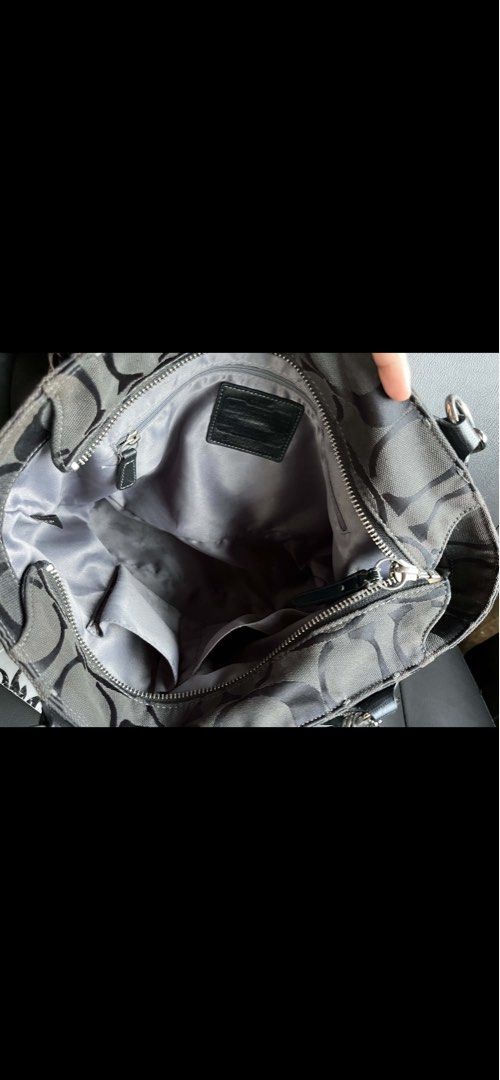 Coach Mia Signature Tote (Category: Sling Bags) located in Santiago. Submitted by deadstockangel (Listing ID 1466324393, Image 3). Description: Last Price.