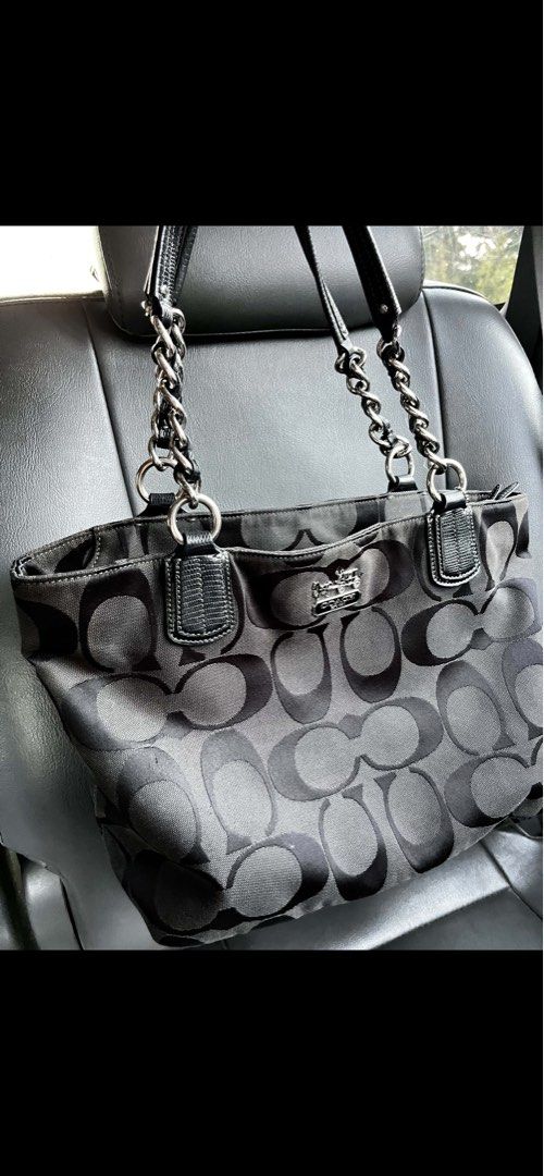 Coach Mia Signature Tote (Category: Sling Bags) located in Santiago. Submitted by deadstockangel (Listing ID 1466324393, Image 1). Description: Last Price.