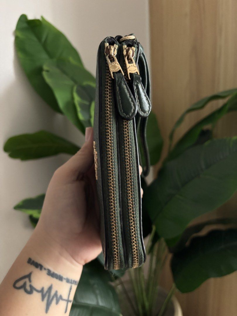 Coach pebbled double corner zip wrislet (Category: Wallets & Card holders) located in Quezon City. Submitted by swift_kenjie (Listing ID 1466234882, Image 3). Description: .