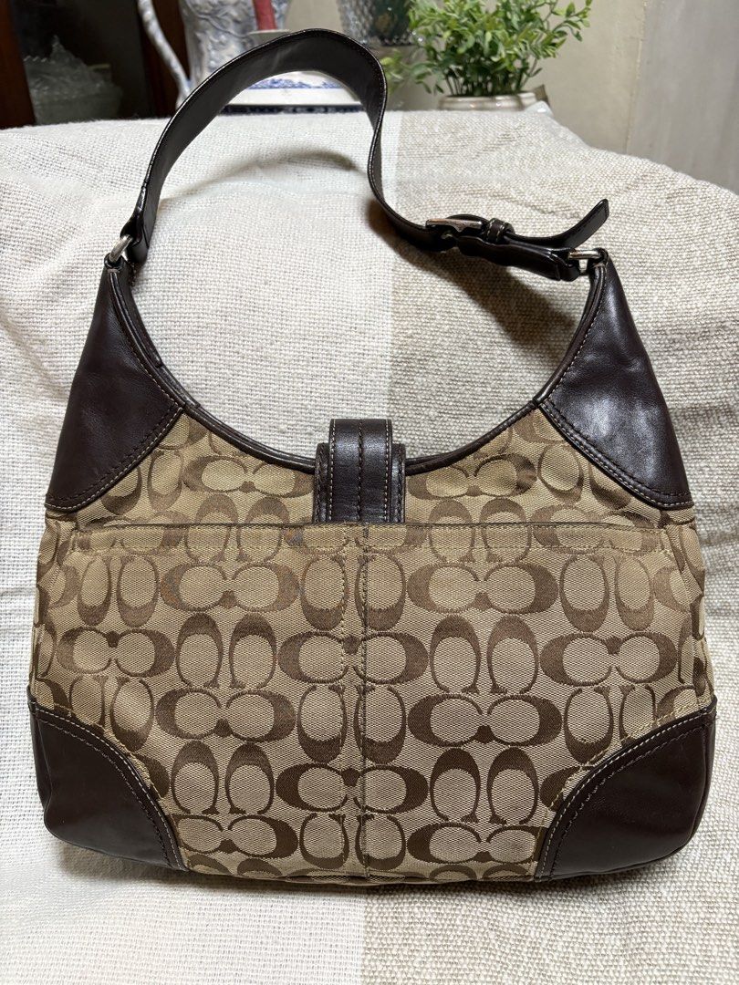 Coach Shoulder Bag (Category: Luxury Bags & Wallets) located in Cainta. Submitted by aamethystmnl (Listing ID 1466168704, Image 2). Description: RANK A -100% authentic -minor signs of use (no cracks) -signs of use in rubber lining * All items are preloved (Please manage your expectations) PRICE IS STILL NEGOTIABLE.
