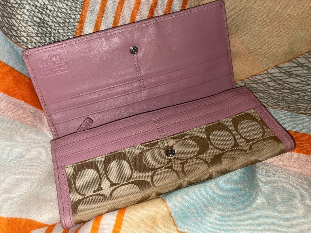 Coach Signature Pattern Long Wallet 44001 (Category: Wallets & Card holders) located in Legazpi City. Submitted by treasurebonbon (Listing ID 1466277325, Image 3). Description: The design is attractive with the new logo motor (metal fittings). Approx. : 9cm x 19cm x 1. 5 cm Signature Fabric x Leather trimming x Silver x Khaki x Rose .