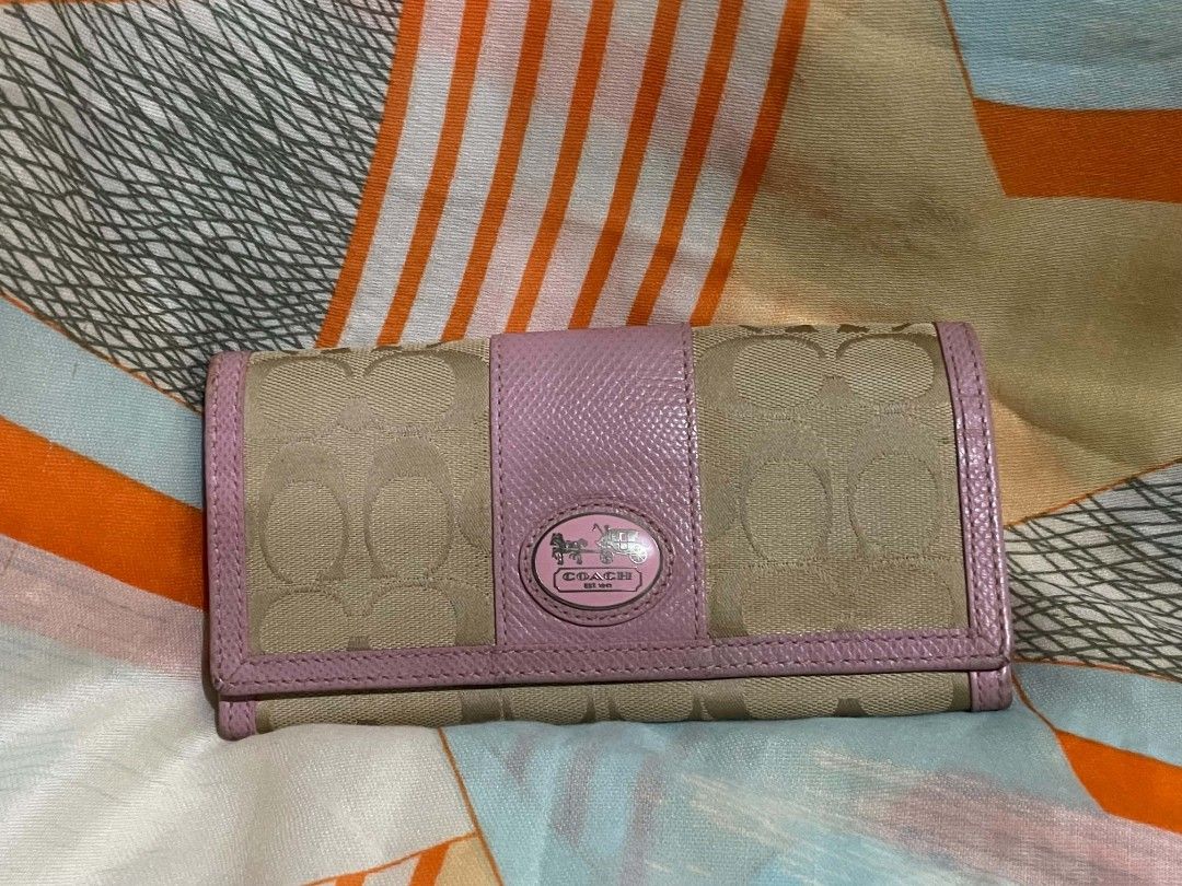 Coach Signature Pattern Long Wallet 44001 (Category: Wallets & Card holders) located in Legazpi City. Submitted by treasurebonbon (Listing ID 1466277325, Image 1). Description: The design is attractive with the new logo motor (metal fittings). Approx. : 9cm x 19cm x 1. 5 cm Signature Fabric x Leather trimming x Silver x Khaki x Rose .