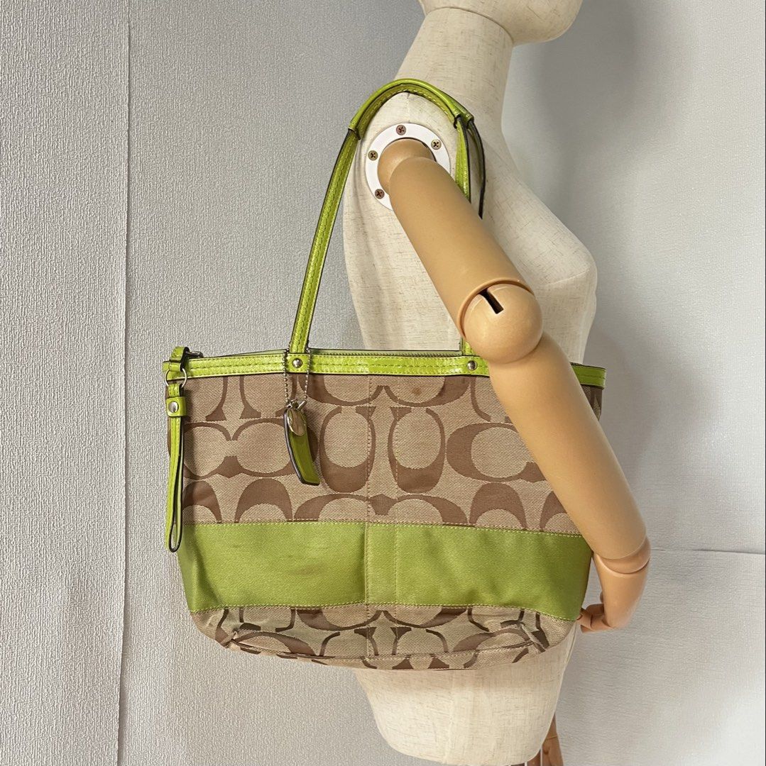 Coach Signature Stripe Tote (Category: Shoulder Bags) located in Ozamiz City. Submitted by annbernized_ (Listing ID 1466167733, Image 1). Description: • can do vc for legitimacy and checking the item thru messenger/fb (Blue App | Nizedfinds) • can ship nationwide • open for price negotiation • mode of payment | Gcash .
