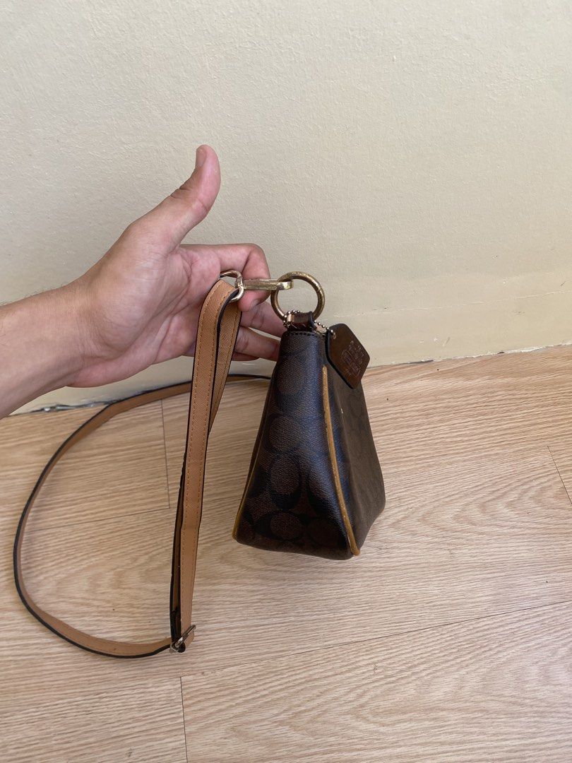 COACH SLING BAG (OFF ONLY) (Category: Cross-body Bags) located in Santa Rosa. Submitted by looted_thrifts (Listing ID 1466220467, Image 2). Description: COACH SLING BAG - EXCELLENT CONDITION - 10/10 COLOR RATE - ISSUE- HAS MINIMAL SIGN OF USAGE.