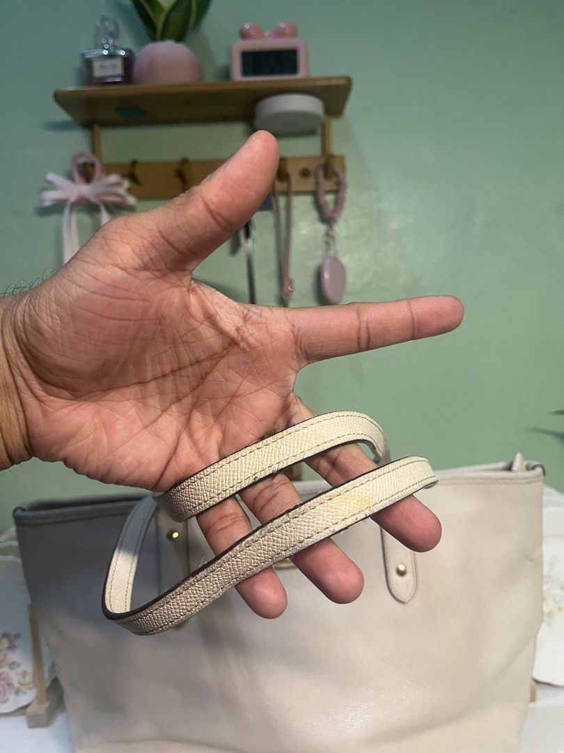 Coach tote (Category: Luxury Bags & Wallets) located in Manila. Submitted by thriftniyuno (Listing ID 1466191860, Image 3). Description: Good condition missing hang tag.