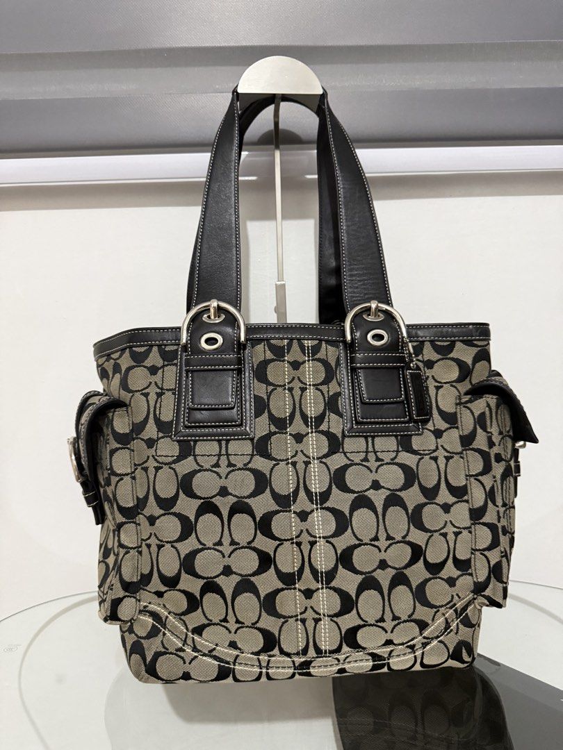 Coach tote (Category: Luxury Bags & Wallets) located in Manila. Submitted by baglover1111 (Listing ID 1466323316, Image 2). Description: Noa ny issue Rank A Guaranteed authentic .