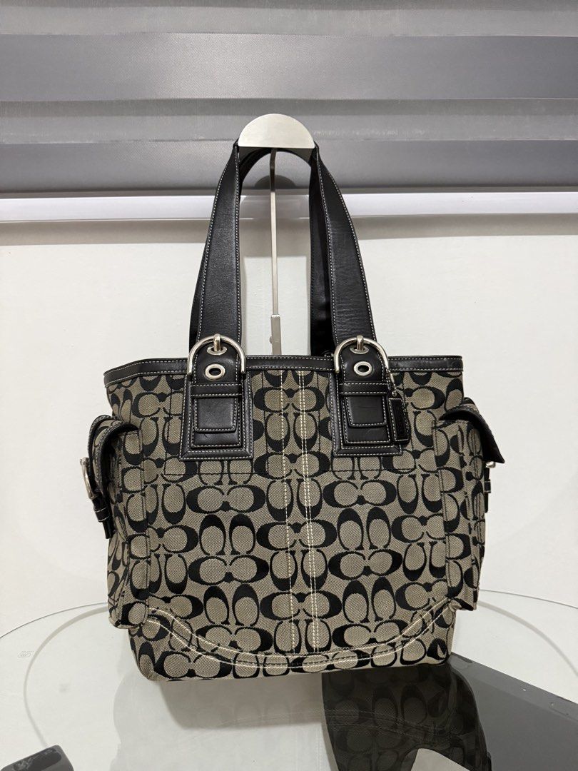 Coach tote (Category: Luxury Bags & Wallets) located in Manila. Submitted by baglover1111 (Listing ID 1466323316, Image 1). Description: Noa ny issue Rank A Guaranteed authentic .