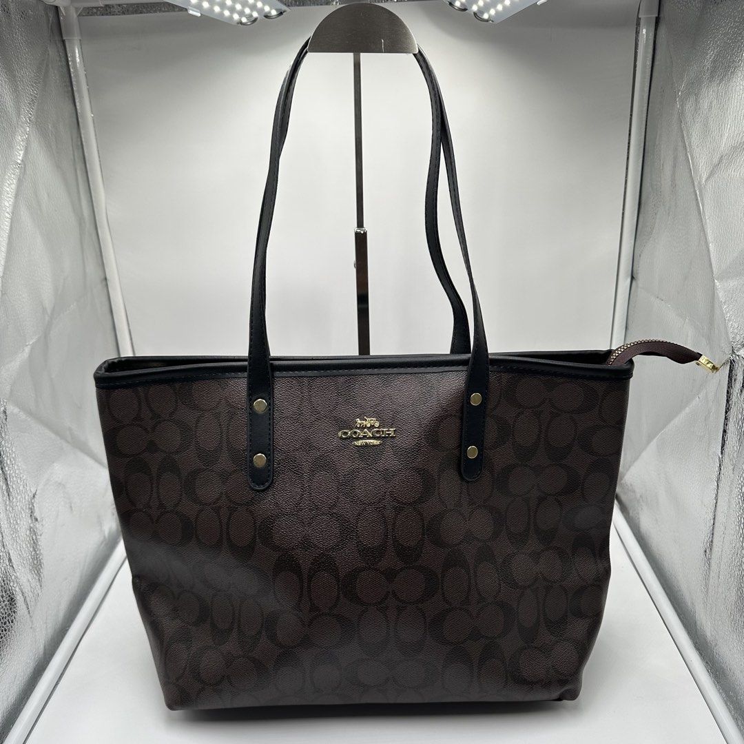 COACH TOTE BAG (Category: Luxury Bags & Wallets) located in Talavera. Submitted by puppyinsane (Listing ID 1466302767, Image 3). Description: Thrifted coach tote bag Excellent condition .