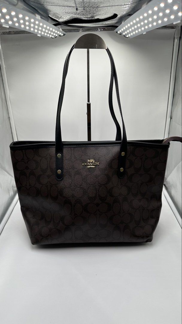 COACH TOTE BAG (Category: Luxury Bags & Wallets) located in Talavera. Submitted by puppyinsane (Listing ID 1466302767, Image 2). Description: Thrifted coach tote bag Excellent condition .